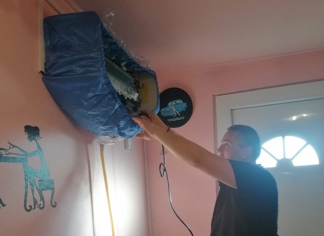 Klímaszerelés közben Üllőn