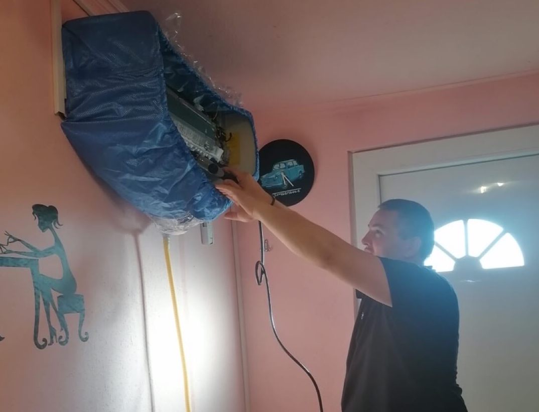 Klímaszerelés referencia munka közben